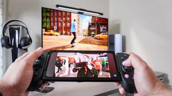 Spelar på PC med Backbone Pro-kontrollen och streamar en Tom's Guide-video på YouTube på mobilen