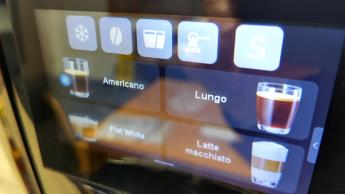 Menu di selezione delle bevande visualizzato sullo schermo della macchina da caffè Jura J10
