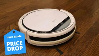 Robot aspiradora iLife V3s Pro en un piso de madera con insignia de oferta de Tom's Guide