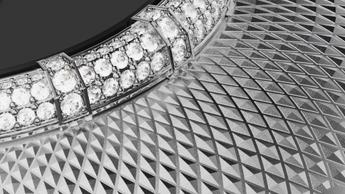 Nærbillede af Loewe Ice Diamond-hovedtelefoner med detaljer i hvidguld og diamanter