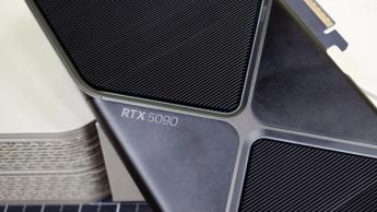 Et Nvidia RTX 5090 grafikkort vist ved siden af sin detailæske med et nærbillede af RTX 5090-logoet