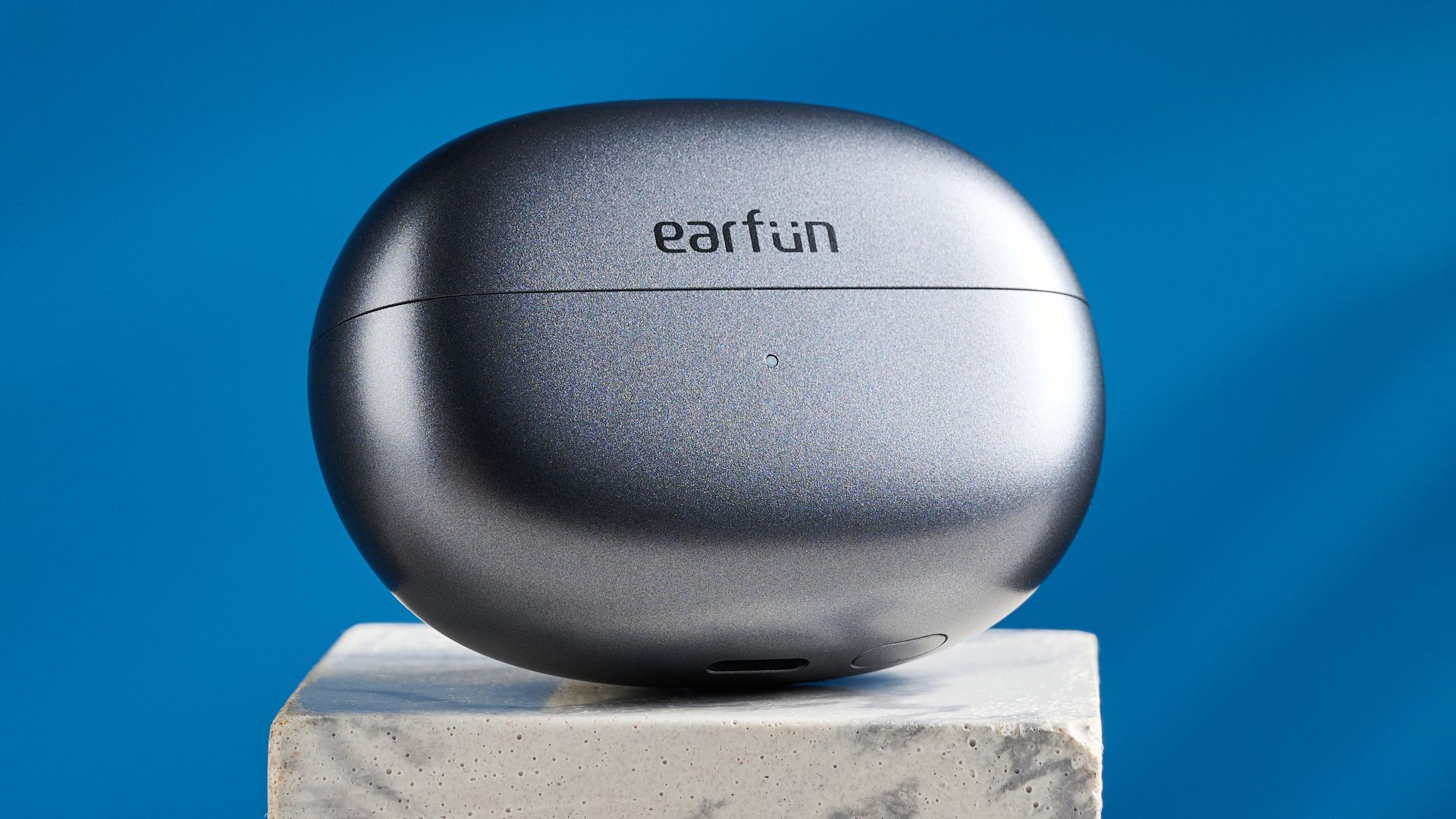 EarFun Clip Open-Ear Wireless-Ohrhörer vor blauem Hintergrund