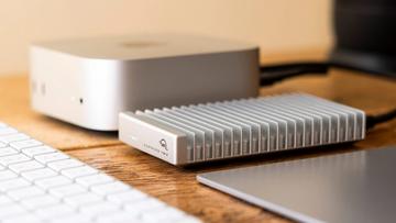 OWC Express 1M2 SSD-kabinet ved siden af Apple Mac mini M4 og Magic Keyboard på et skrivebord