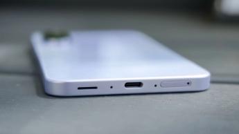 Detalhe do conector USB-C de carregamento do Samsung Galaxy A36