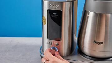 Cafeteira Breville Luxe Brewer com jarra térmica de metal prateado, cesto de filtro, reservatório de água removível em plástico e seleção de cestos e filtros de papel, com controle giratório de preparo.