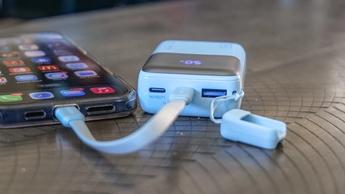 Iniu Pocket Rocket P50 powerbank oplader en smartphone