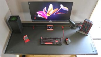 Vista cenital del escritorio Secretlab Magnus Pro con un mini PC y una Xbox Series X