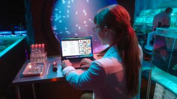 En person arbejder på en M4 MacBook Pro bærbar computer