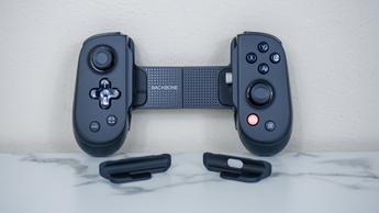 Backbone Pro-kontrollen uppackad på ett bord tillsammans med medföljande plastinsatser