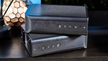 Das JBL Bar 1300x Soundsystem in Schwarz mit HDMI-Anschlüssen, abnehmbaren kabellosen Surround-Lautsprechern und kabellosem Subwoofer