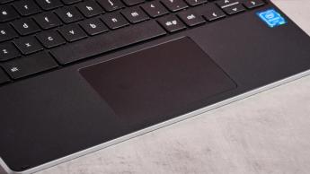 Närbild av styrplattan på Samsung Galaxy Chromebook 2 360 på ett skrivbord