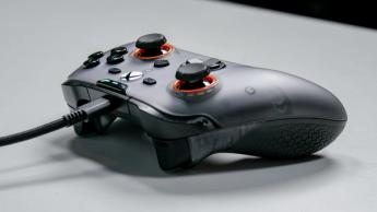 白い背景に置かれたScuf Valor Proゲーミングコントローラー