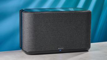 Ein Denon Home 350 kabelloser Smart-Lautsprecher auf einem Tisch