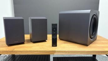 Саундбар Samsung HW-Q990F с пультом, сабвуфером и тыловыми колонками на деревянной стойке для аудио-видео аппаратуры