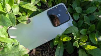 Imagem de análise do smartphone Xiaomi 15 mostrando o design do aparelho