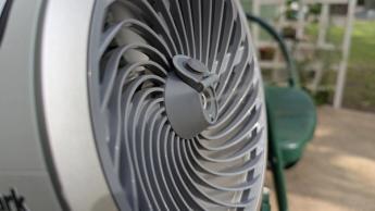 Ventilador portátil Shark FlexBreeze HydroGo colocado al aire libre en un jardín