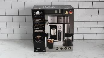 Cafeteira Braun MultiServe Plus com função cold brew sobre a bancada da cozinha