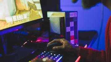 Framework stationær computer, der kører et PC-spil