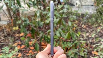 Desain tipis OnePlus Nord 5 tampak di genggaman