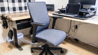 La silla de trabajo Vari colocada frente a un escritorio de oficina
