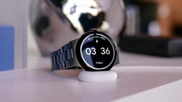 Nahaufnahme der schwarzen Google Pixel Watch 4 beim seitlichen Laden