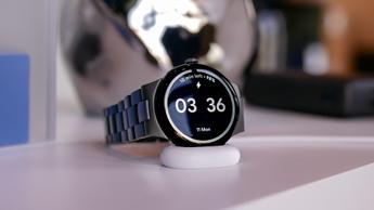 Primer plano de un Google Pixel Watch 4 negro cargándose de perfil