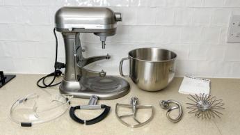 La batidora de pie KitchenAid de 7 cuartos con varios accesorios para hornear
