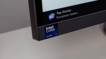 HP OmniStudio X 31,5-tommer alt-i-én PC med Intel Core Ultra 7-mærkat på skærmen