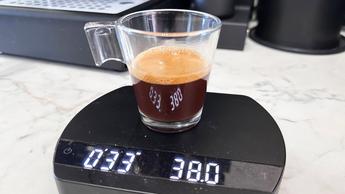 Un espresso appena estratto dalla macchina per caffè espresso Gaggia Classic E24 Evo Pro