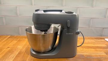 Batidora Kenwood Go sobre la encimera de la cocina