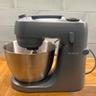 Batidora Kenwood Go sobre la encimera de la cocina