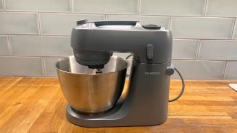 Imagen de la batidora de pie Kenwood Go que muestra su diseño compacto y funciones versátiles