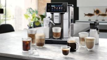 Máquina de café automática De'Longhi Primadonna em uma bancada de cozinha