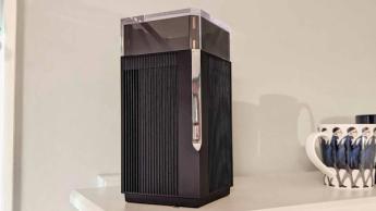 선반 위에 놓인 Asus ZenWiFi Pro ET12 WiFi 6E 라우터