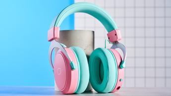 Ett rosa och turkost Cooler Master CH351 trådlöst gaming-headset mot vit bakgrund