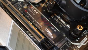 En PNY XLR8 CS3140 M.2 NVMe SSD installeret i et computerbundkort