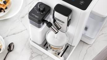 Uma máquina de espresso De'Longhi Rivelia branca sobre a bancada da cozinha