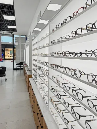 Oprawy okularowe marek premium na ekspozycji w salonie VisionOptyk w Lesznie