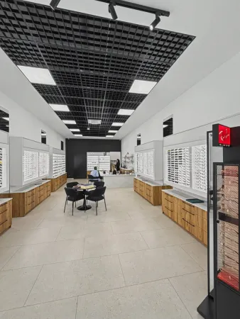 Ekspozycja opraw okularowych i okularów przeciwsłonecznych w salonie VisionOptyk w Lesznie