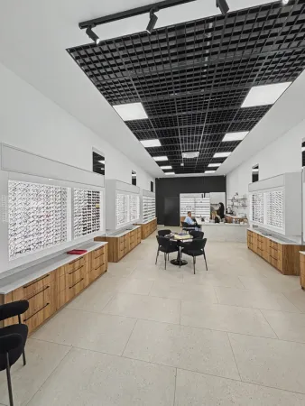 Salon optyczny VisionOptyk w Lesznie - widok na strefę doradztwa i przymierzania opraw