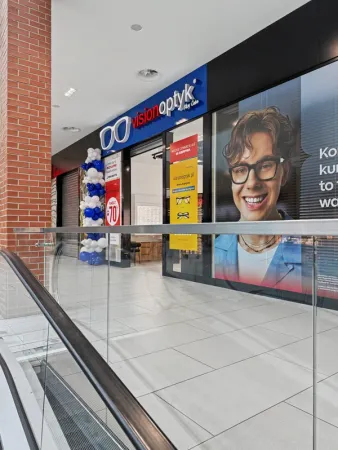 Wejście do salonu VisionOptyk w Lesznie bezpośrednio od strony bezpłatnego parkingu podziemnego