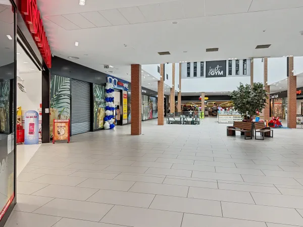 Pasaż Galerii Starówka w Lesznie - salon VisionOptyk między Rossmannem a Biedronką