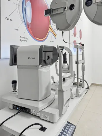 Sprzęt diagnostyczny optometrysty w salonie VisionOptyk w Lesznie