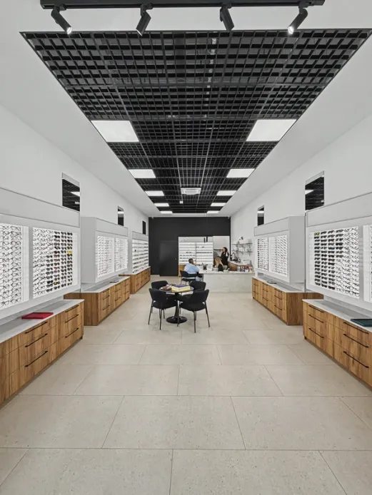 Wnętrze salonu VisionOptyk Leszno - Galeria Starówka