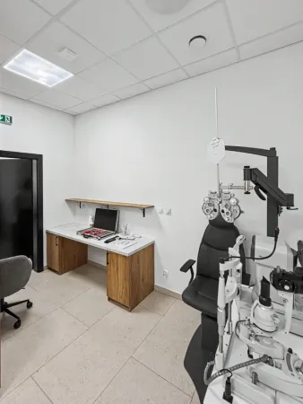 Gabinet badania wzroku w salonie VisionOptyk w Lesznie - foropter i fotel optometryczny