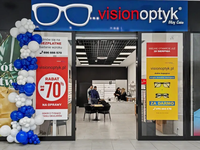 Wejście do salonu optycznego VisionOptyk w Galerii Starówka w Lesznie