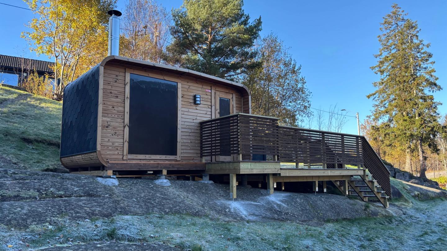 Badstua ligger idyllisk ved Øverbøtjønna