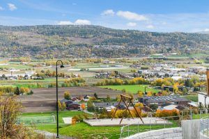 Utsikt mot lekeplass og boligfelter