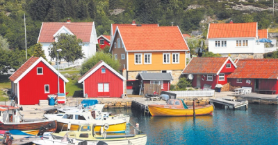 Bilde av hytte og sjø