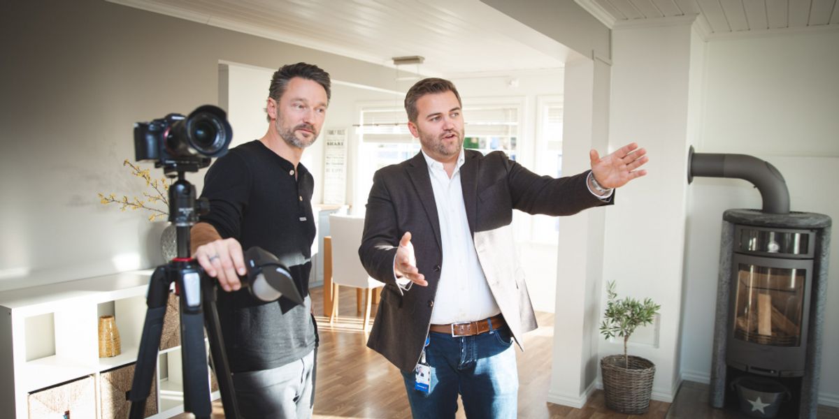 Lars Martin forklarer hvor fotografen skal ta bilde i stuen
